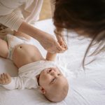 Les bienfaits du massage pour bébé et comment le pratiquer