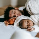 Comment gérer la fatigue des parents avec un nouveau-né : conseils pratiques et astuces