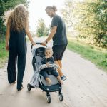 Poussette ou porte-bébé : quels avantages et inconvénients pour choisir selon votre mode de vie ?